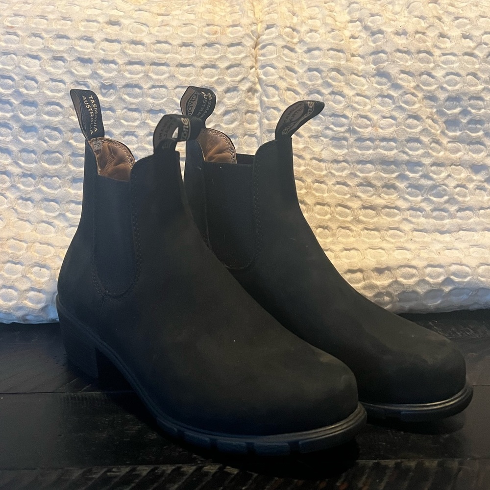 Gorgeous Black Blundstones